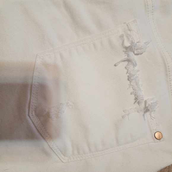 Judy Blue White Distressed Denim Shorts Womrns Size Medium Frayed Hem Beach - Picture 11 of 12
